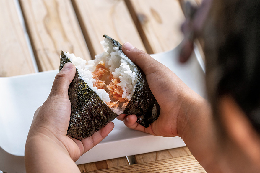 おむすびを割る手